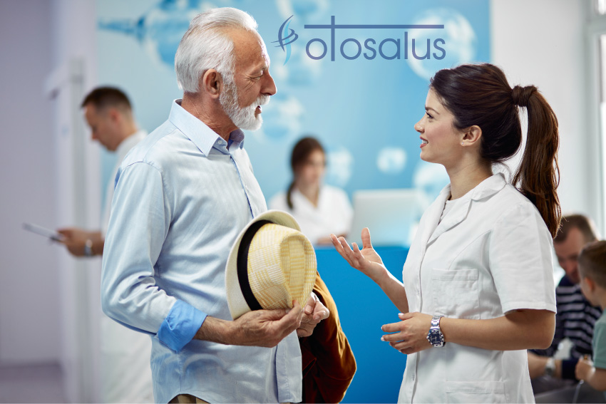 Pazienti sorridenti con l'audioprotesista